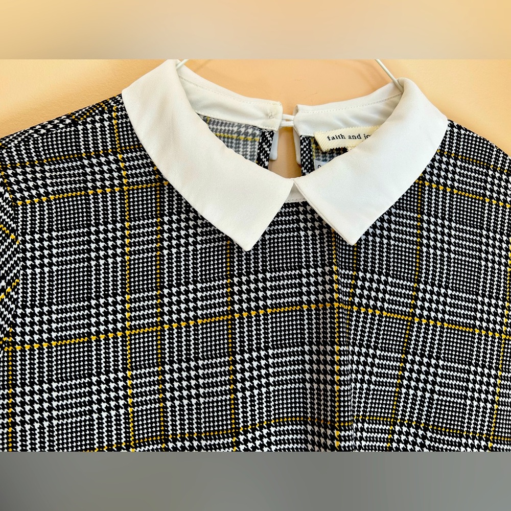 Like new blouse with white collar, for formal and informal settings.